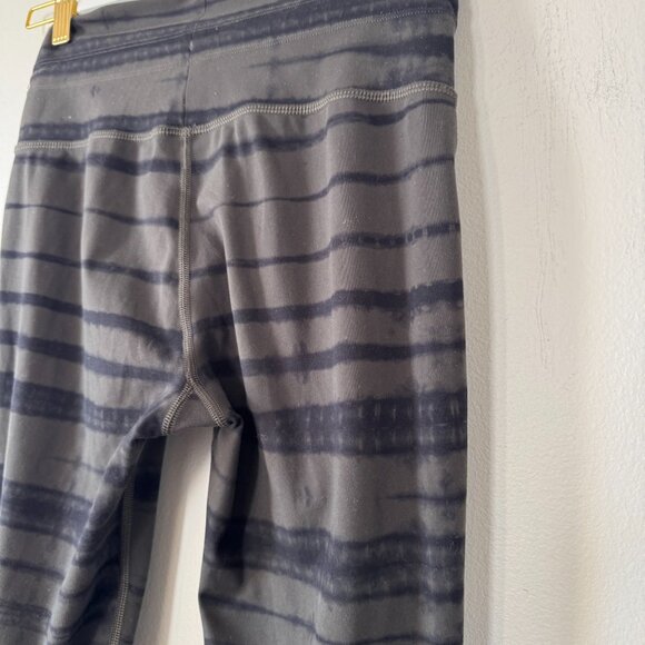 Vuori Daily Leggings in Dark Oregano Shibori Stripe No Size Tag - Picture 4 of 10